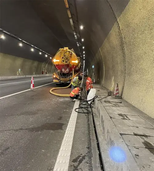 龙口隧道排水渠清淤